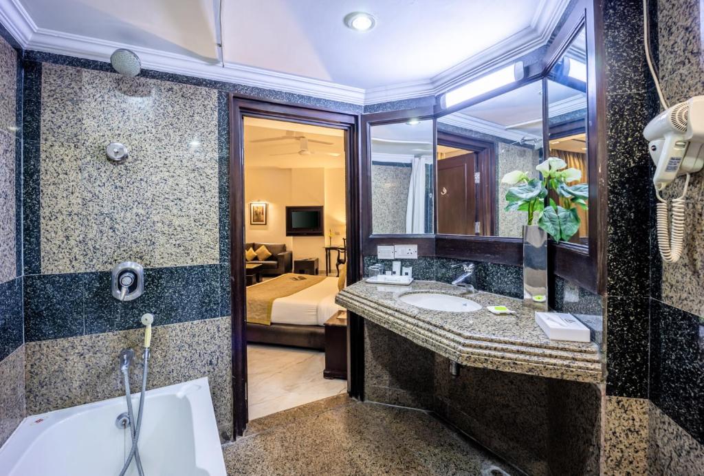 Hotel Shanti Palace Mahipalpur with Bathtub Hotel Shanti Palace Mahipalpur with Bathtub