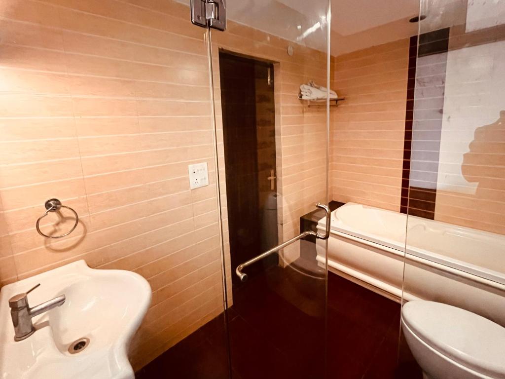 Hotel The Reo Near Har ke Pauri Road Haridwār with Bathtub Hotel The Reo Near Har ke Pauri Road Haridwār with Bathtub