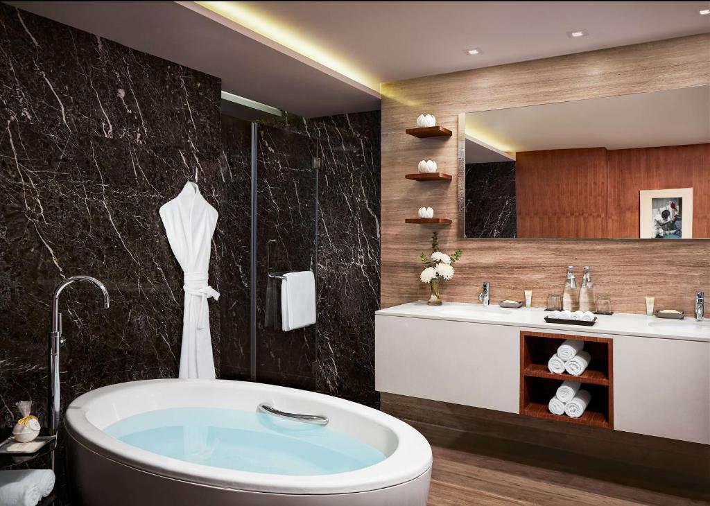 Hottub Grand Hyatt Mumbai Hotel and Residences Hottub Grand Hyatt Mumbai Hotel and Residences