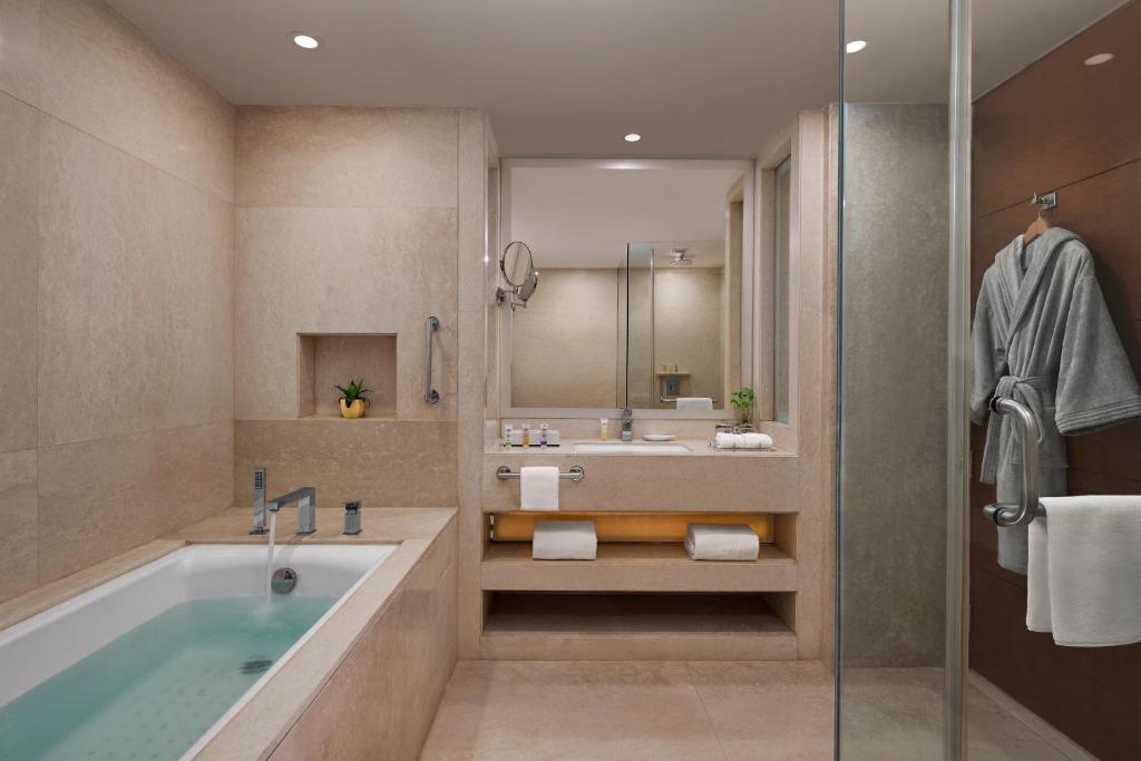 Hyatt Centric Janakpuri New Delhi with Bathtub in Room Hyatt Centric Janakpuri New Delhi with Bathtub in Room