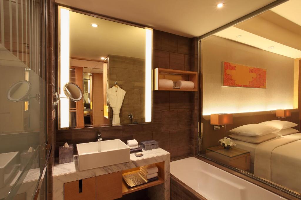 Hyatt Regency Chandigarh Hotel with Bathtub Hyatt Regency Chandigarh Hotel with Bathtub