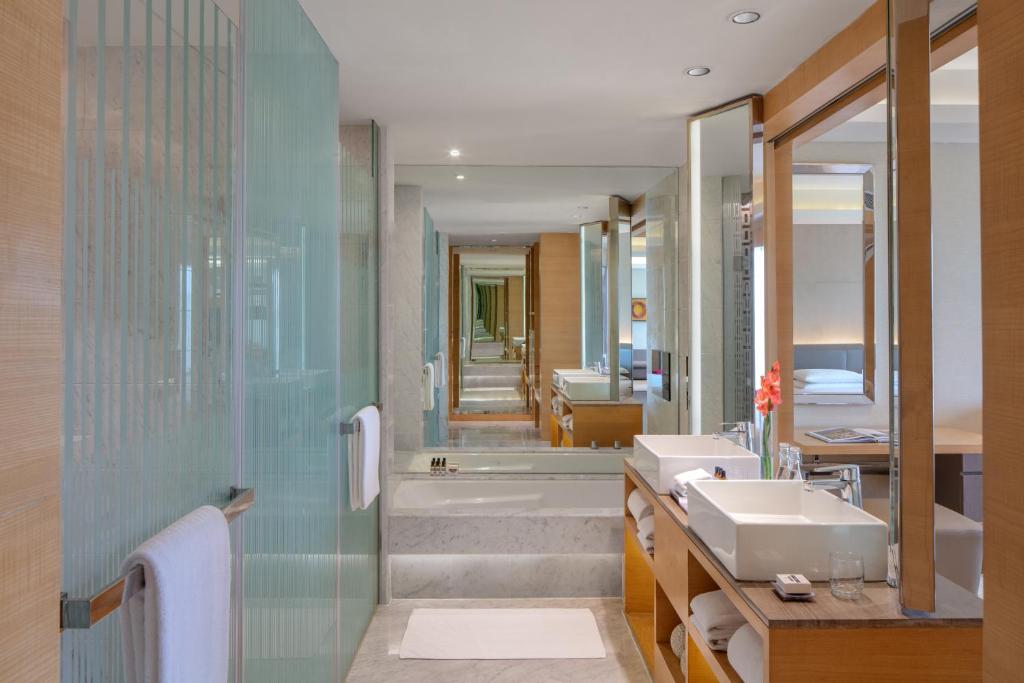 Hyatt Regency Chandigarh with Bathtub in Room Hyatt Regency Chandigarh with Bathtub in Room