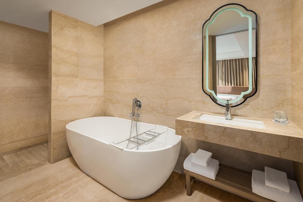 Indore Marriott Hotel with Bathtub Indore Marriott Hotel with Bathtub