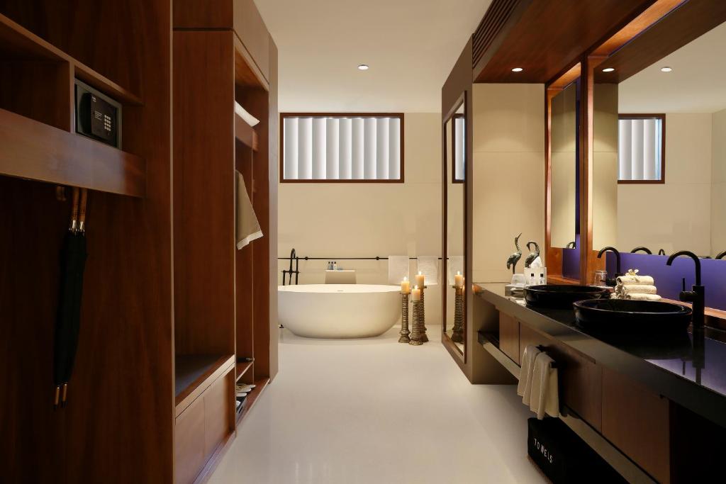 InterContinental Chennai Mahabalipuram Resort, an IHG Hotel with Bathtub InterContinental Chennai Mahabalipuram Resort, an IHG Hotel with Bathtub