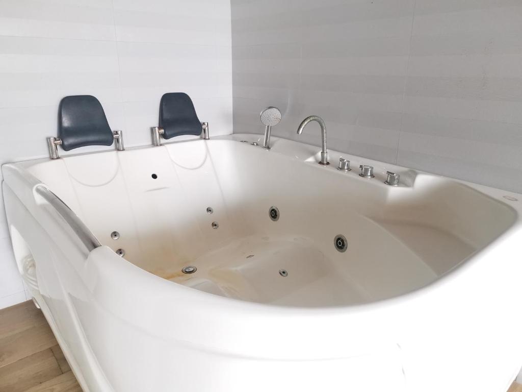 Jacuzzi Hotel Calangute Aqua Marina Beach Cottages Jacuzzi Hotel Calangute Aqua Marina Beach Cottages