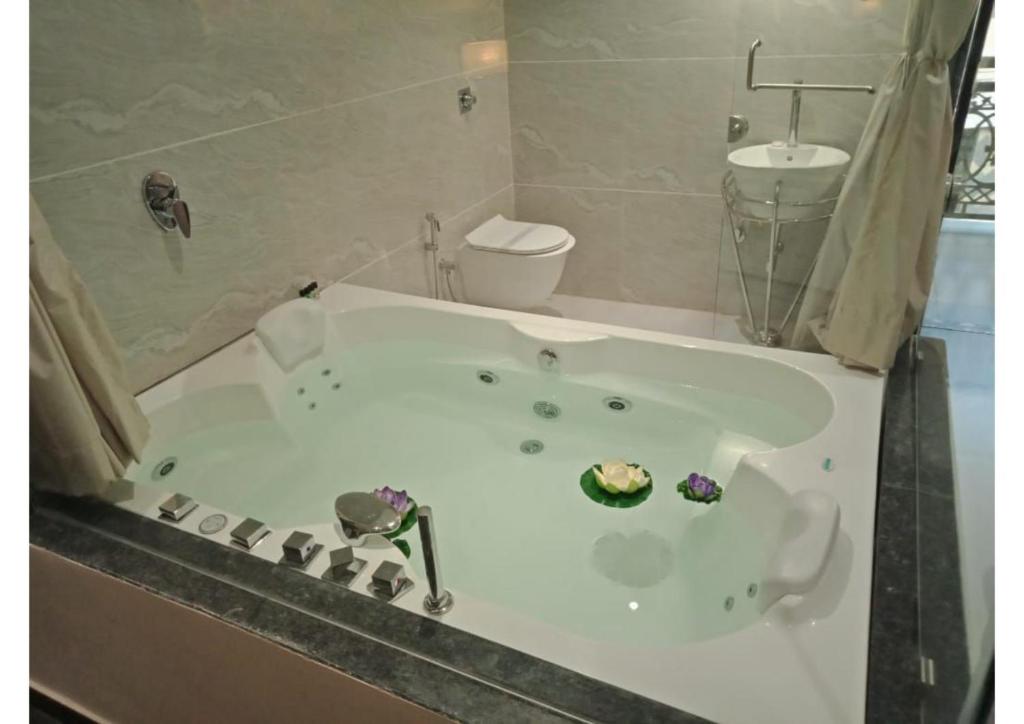Jacuzzi Hotel Lavasa Lake Facing Premium Reteat Jacuzzi Hotel Lavasa Lake Facing Premium Reteat