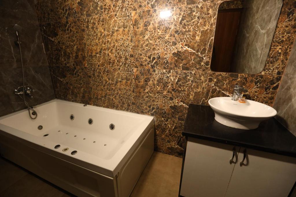 Jacuzzi Hotel Lavit Couple Friendly near Faridabad Metro station Jacuzzi Hotel Lavit Couple Friendly near Faridabad Metro station