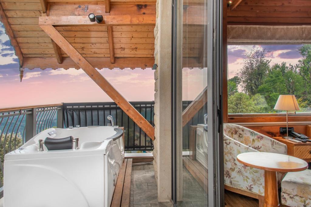 Jacuzzi Hotel Room Echor Mandara TreeVilla Dharamshala Jacuzzi Hotel Room Echor Mandara TreeVilla Dharamshala
