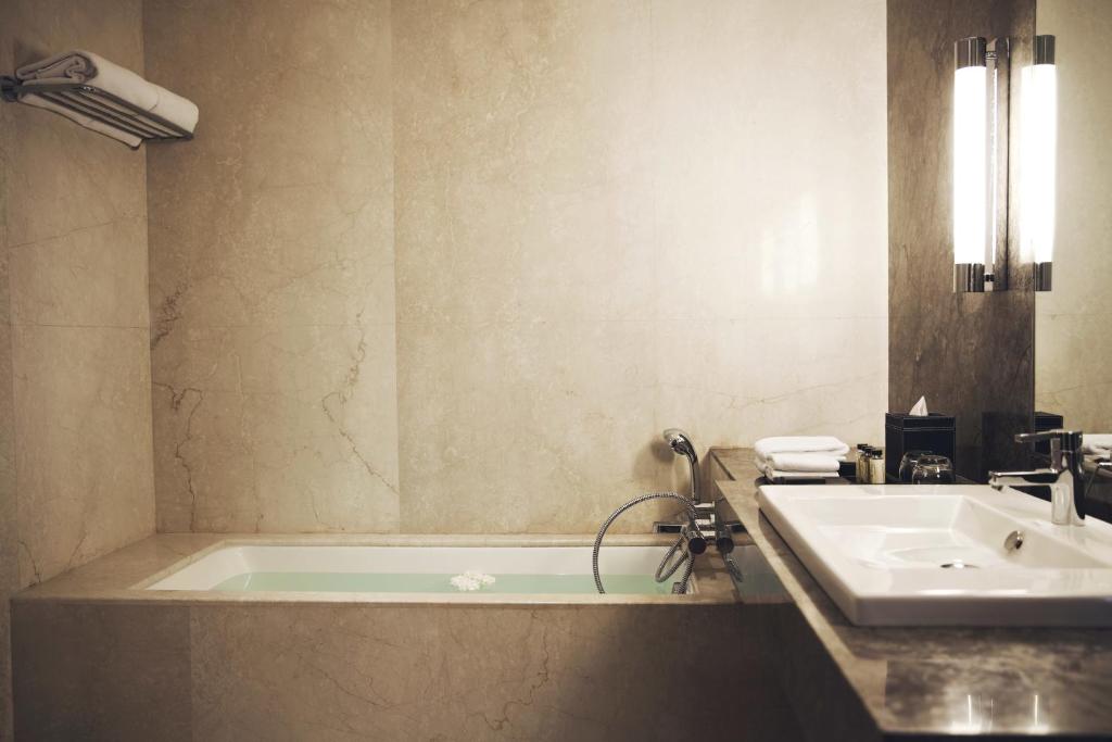 Jacuzzi in Room The Anya Hotel Gurgaon Jacuzzi in Room The Anya Hotel Gurgaon