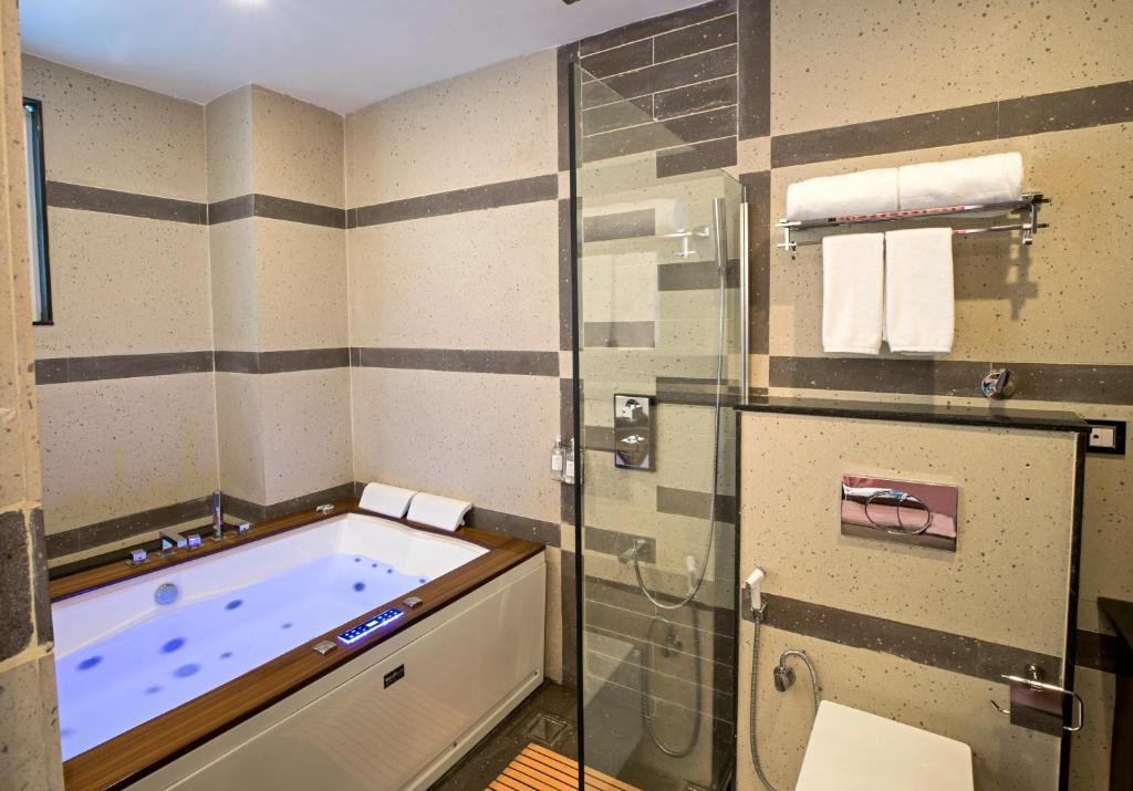 Jacuzzi Room Hotel Regenta Inn On The Ganges Rishīkesh Jacuzzi Room Hotel Regenta Inn On The Ganges Rishīkesh