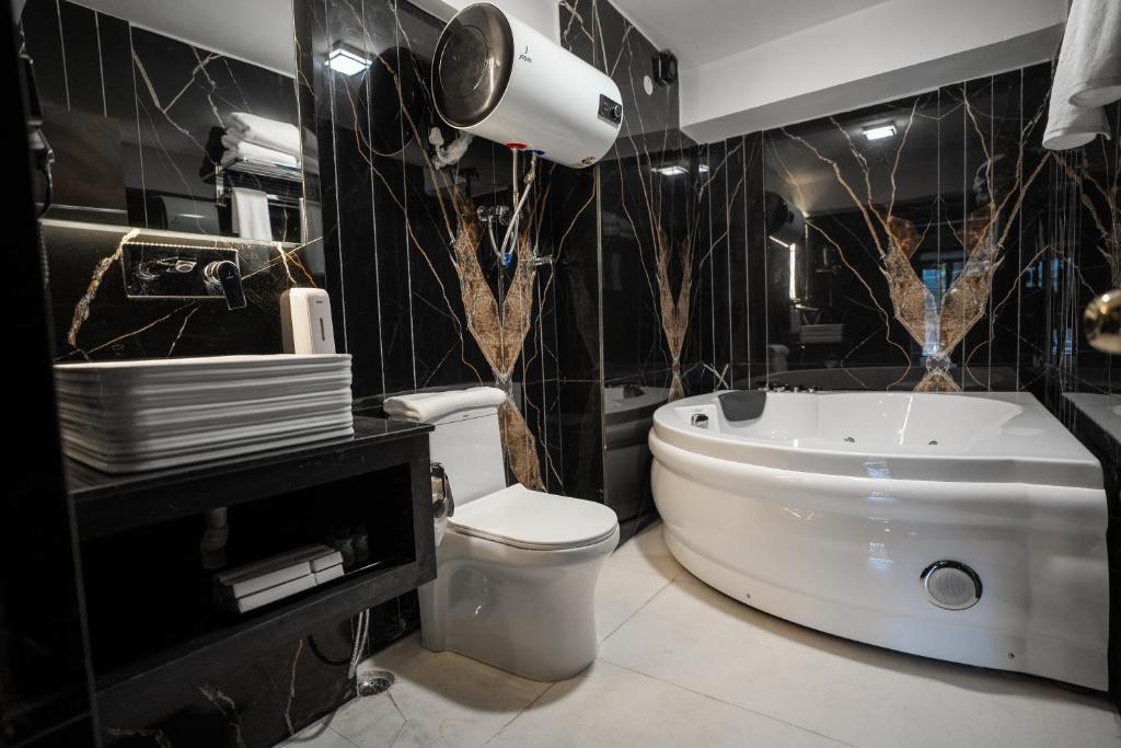 Jacuzzi Room The West Gate Posada By Summit Darjeeling Jacuzzi Room The West Gate Posada By Summit Darjeeling