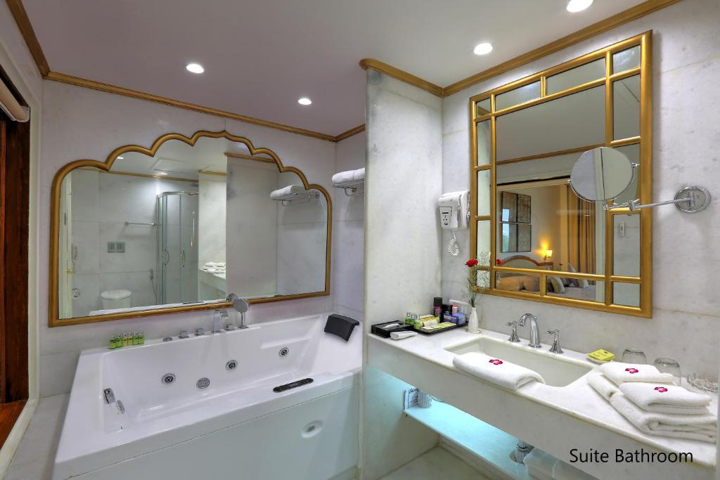 Jacuzzi Suite Hotel Clarks Shiraz Agra Jacuzzi Suite Hotel Clarks Shiraz Agra