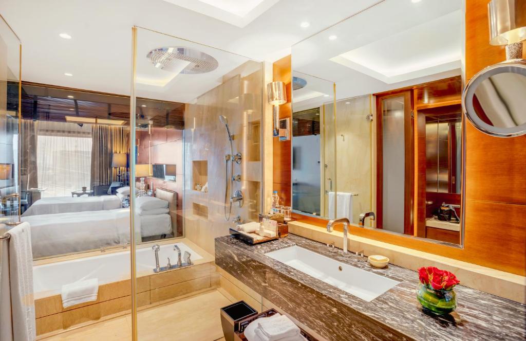 Jacuzzi The Leela Ambience Gurugram Hotel & Residences Jacuzzi The Leela Ambience Gurugram Hotel & Residences
