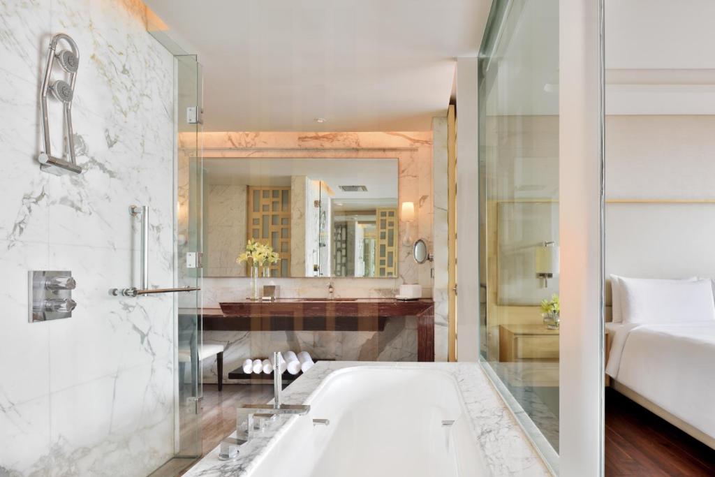JW Marriott Hotel Chandīgarh with Bathtub in Room JW Marriott Hotel Chandīgarh with Bathtub in Room