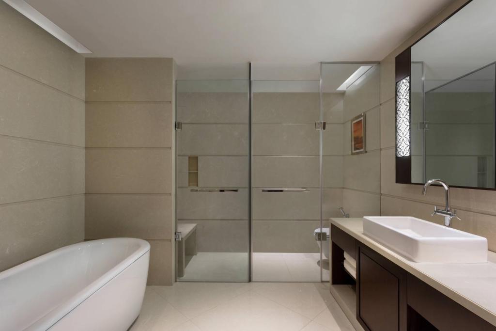 Kochi Marriott Hotel with Bathtub Kochi Marriott Hotel with Bathtub