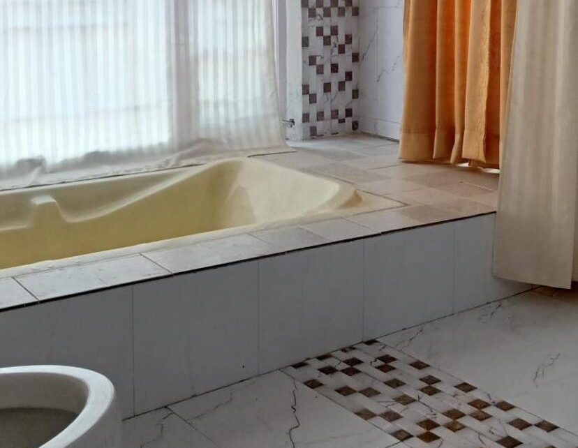 Kodai Hotel with Bathtub in Room in Kodaikānāl Kodai Hotel with Bathtub in Room in Kodaikānāl