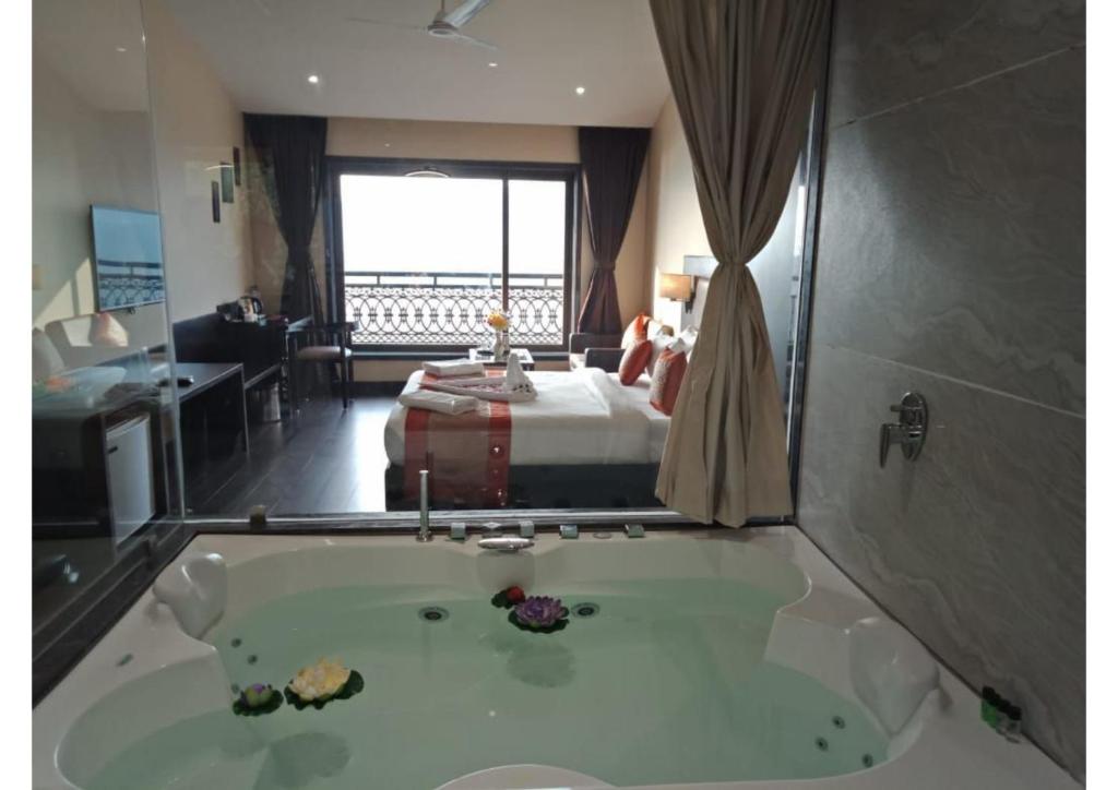 Lake Facing Premium Reteat Lavasa Hotel with Jacuzzi Lake Facing Premium Reteat Lavasa Hotel with Jacuzzi