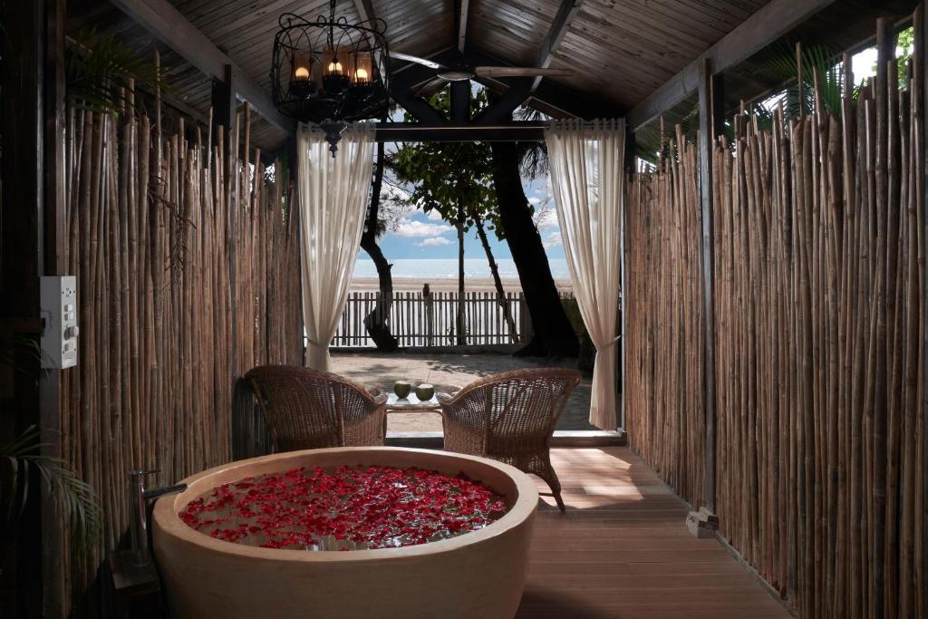 Larisa Beach Resort Goa with Romantic Bathtub in Room Larisa Beach Resort Goa with Romantic Bathtub in Room