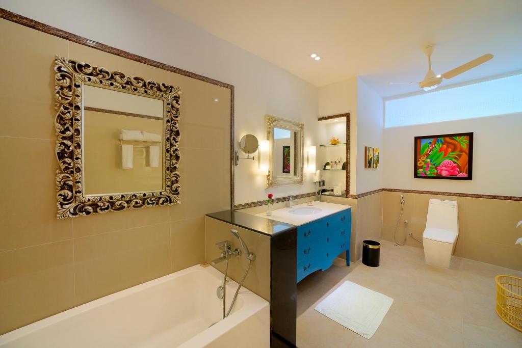 Mayfair Waves Puri with Bathtub in Room Mayfair Waves Puri with Bathtub in Room