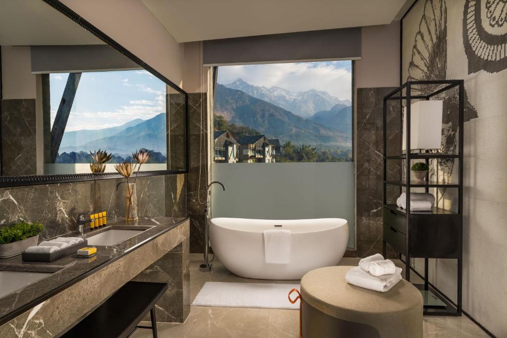 Norbu The Montanna, Dharamshala IHCL SeleQtions with Bathtub in Room Norbu The Montanna, Dharamshala IHCL SeleQtions with Bathtub in Room