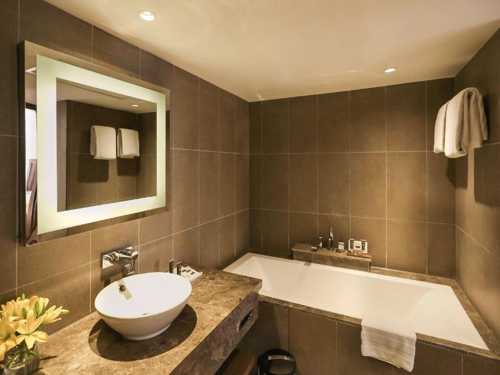 Novotel New Delhi Aerocity- International Airport Hotel Room with Bathtub Novotel New Delhi Aerocity- International Airport Hotel Room with Bathtub