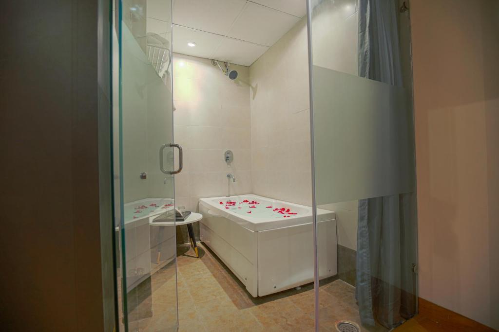 PAX AK Continental Zirakpur with Romantic Bathtub in Room PAX AK Continental Zirakpur with Romantic Bathtub in Room