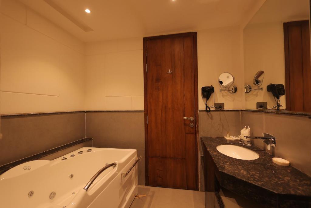Pride Elite Haridwar Near Haridwār Railway Station with Jacuzzi Pride Elite Haridwar Near Haridwār Railway Station with Jacuzzi