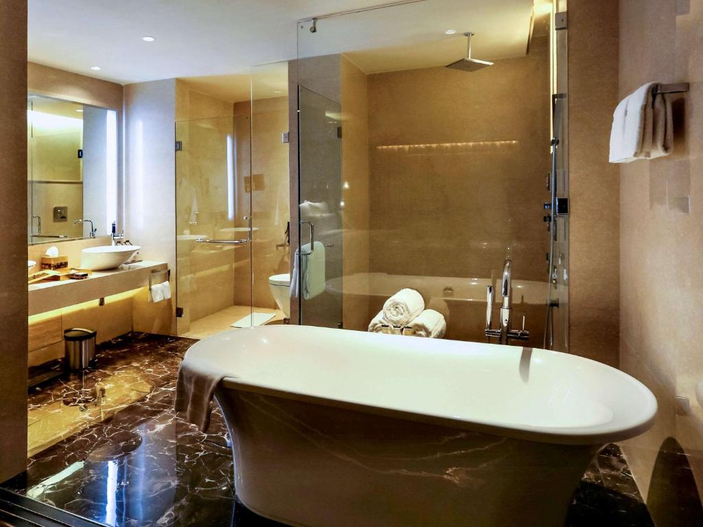 Pullman New Delhi Aerocity- International Airport with Bathtub in Room Pullman New Delhi Aerocity- International Airport with Bathtub in Room