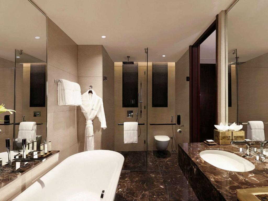 Pullman New Delhi Aerocity- International Airport with Bathtub Pullman New Delhi Aerocity- International Airport with Bathtub
