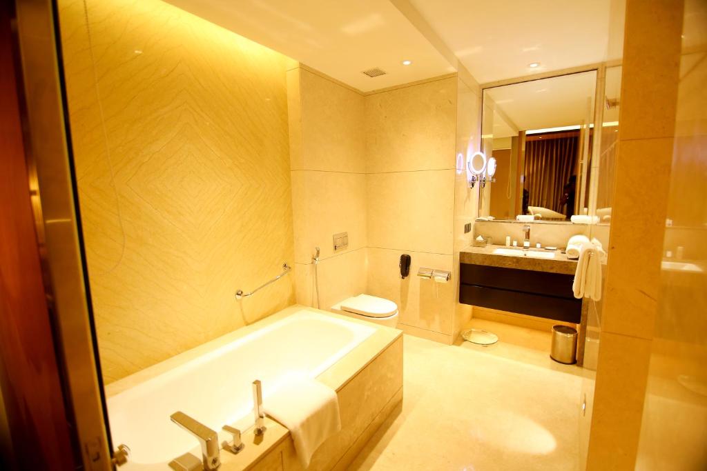 Radisson Blu Coimbatore with Bathtub in Room