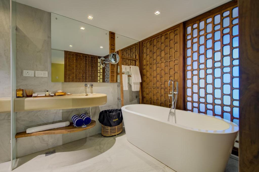 Radisson Blu Resort Temple Bay Mamallapuram with Bathtub in Room Radisson Blu Resort Temple Bay Mamallapuram with Bathtub in Room