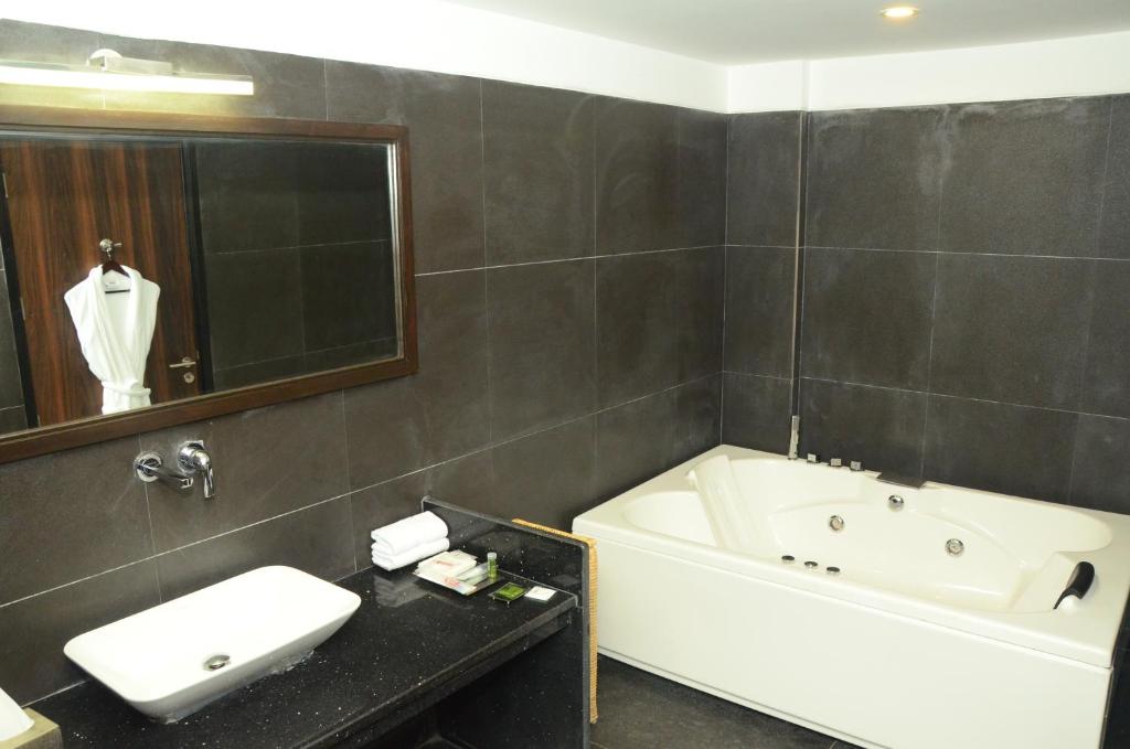 Radisson Chandigarh Zirakpur Hotel Room with Hot Tub Radisson Chandigarh Zirakpur Hotel Room with Hot Tub