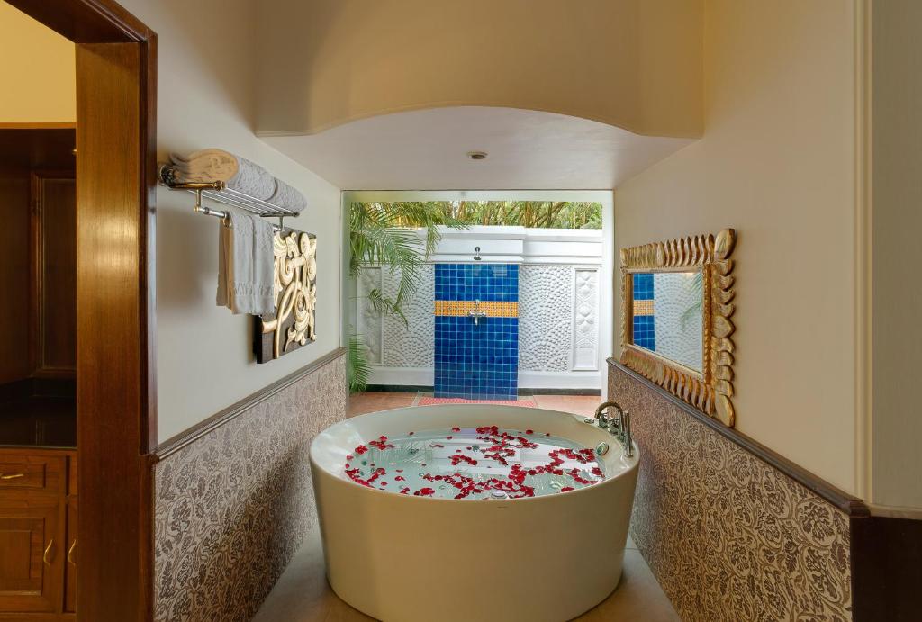 Resort Mayfair Lagoon Bhubaneswar with Jacuzzi in Room