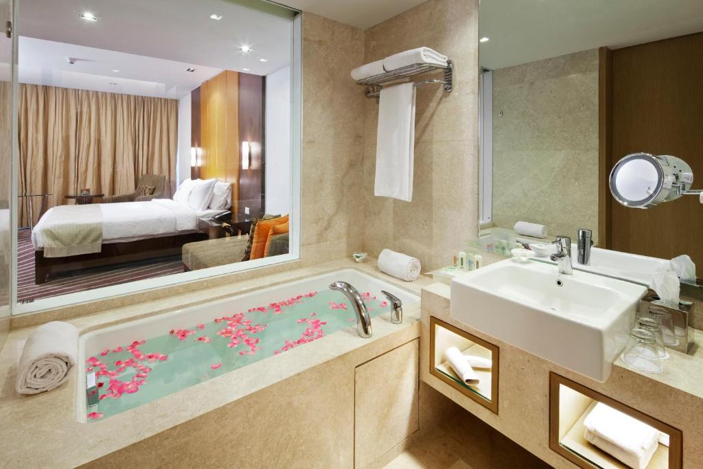 Romantic Bathtub Holiday Inn Mumbai International Airport, an IHG Hotel Romantic Bathtub Holiday Inn Mumbai International Airport, an IHG Hotel