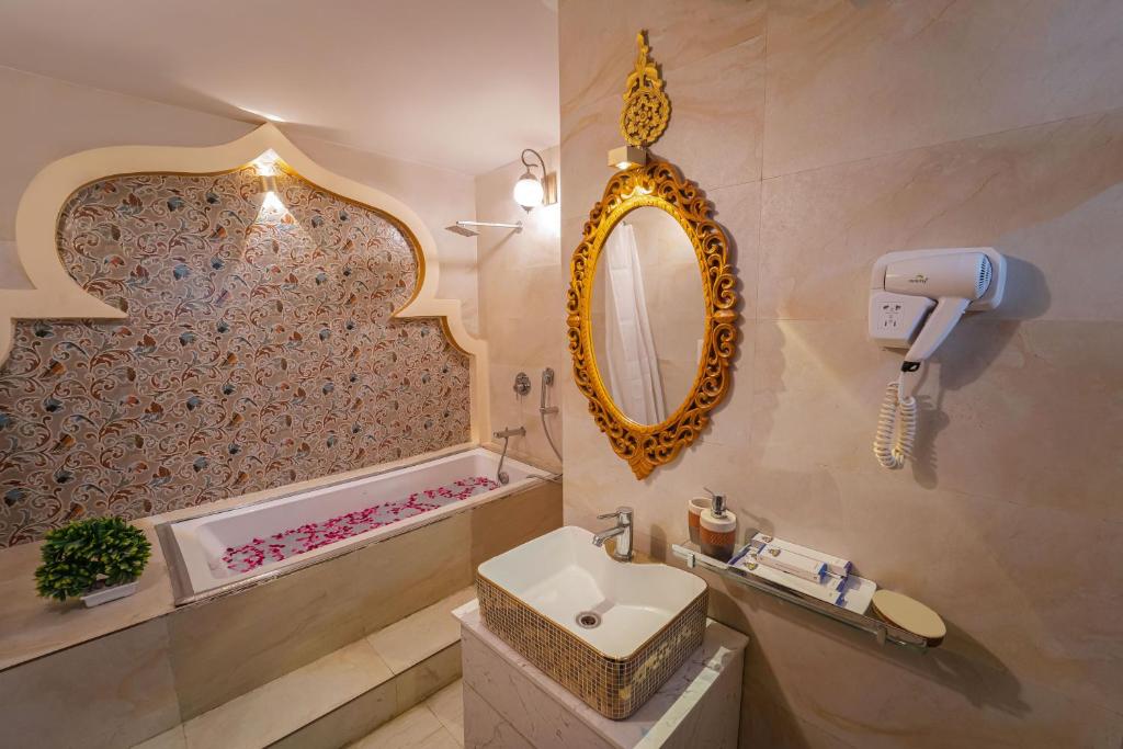 Romantic Bathtub Hotel The Neeraj Ganga Heritage Palace Rishīkesh Romantic Bathtub Hotel The Neeraj Ganga Heritage Palace Rishīkesh