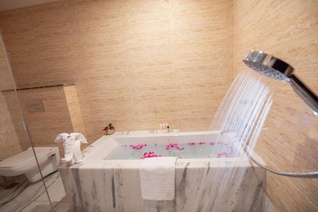 Romantic Bathtub Room LALITA GRAND Mathura Romantic Bathtub Room LALITA GRAND Mathura