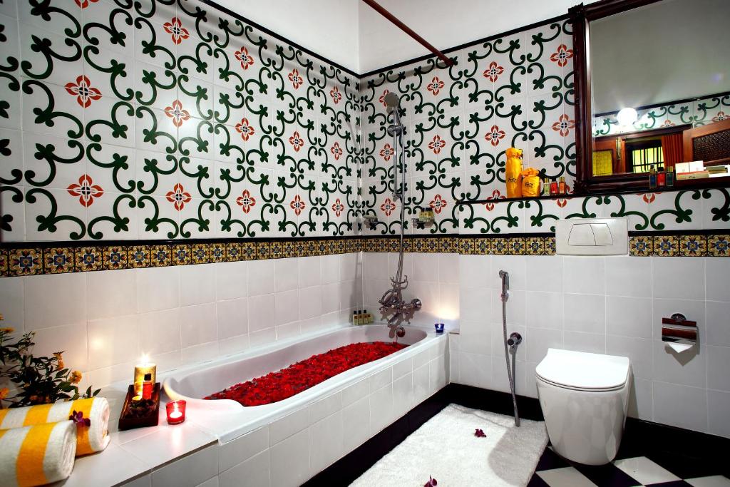 Romantic Hotel Forte Kochi with Bathtub Romantic Hotel Forte Kochi with Bathtub