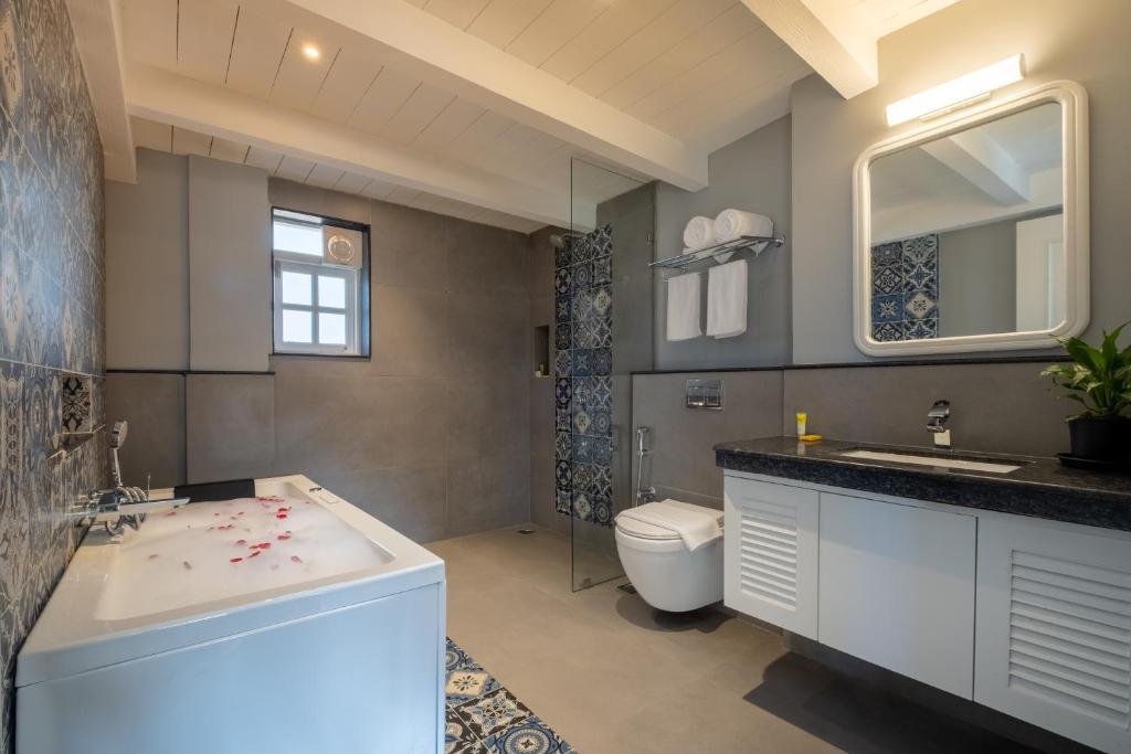 Romantic Hotel O Pierre Panjim with Bathtub in Room Romantic Hotel O Pierre Panjim with Bathtub in Room