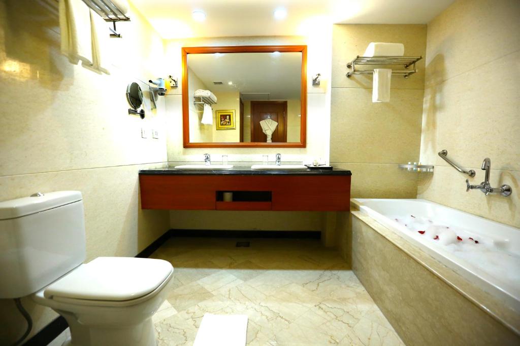 Romantic Hotel Ramada By Wyndham Amritsar with Bathtub in Room Romantic Hotel Ramada By Wyndham Amritsar with Bathtub in Room