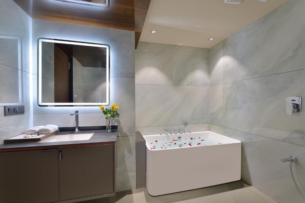 Romantic Hotel Room Urbane By Treat Daman with Bathtub Romantic Hotel Room Urbane By Treat Daman with Bathtub