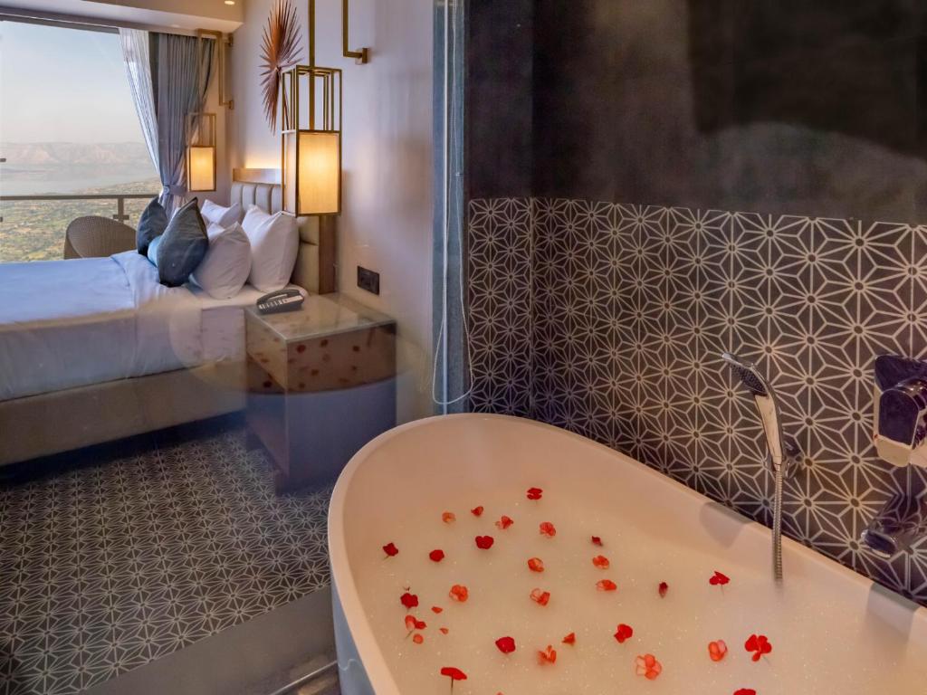 Romantic Hotel The Cliff by Zuper Panchgani with Bathtub Romantic Hotel The Cliff by Zuper Panchgani with Bathtub