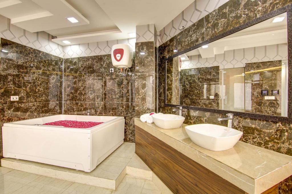 Romantic Jacuzzi Hotel Prithvi-Raj Near Delhi Airport Mahipalpur