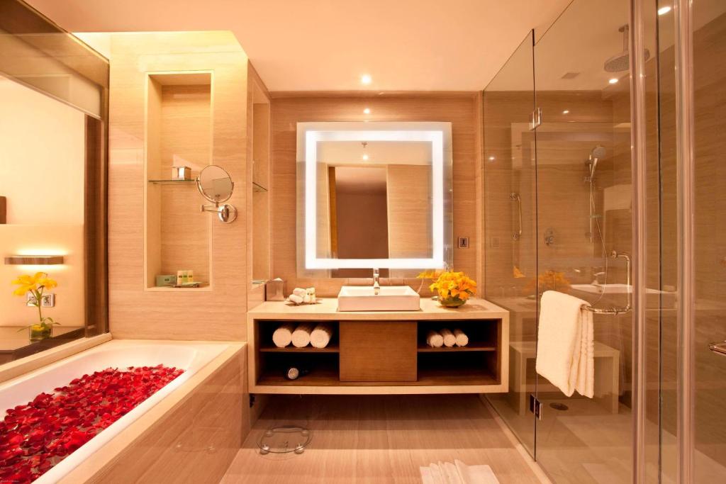 Romantic Room with Bathtub Courtyard by Marriott Bhopal Romantic Room with Bathtub Courtyard by Marriott Bhopal