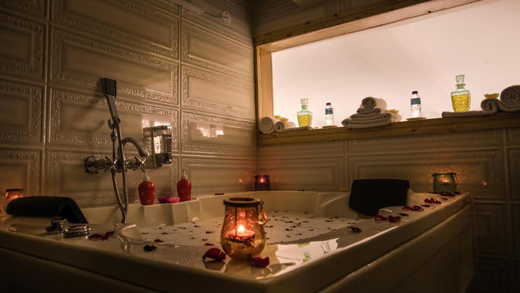 Romantic Spabath D'Polo Club & Spa Resort Dharamshala Romantic Spabath D'Polo Club & Spa Resort Dharamshala