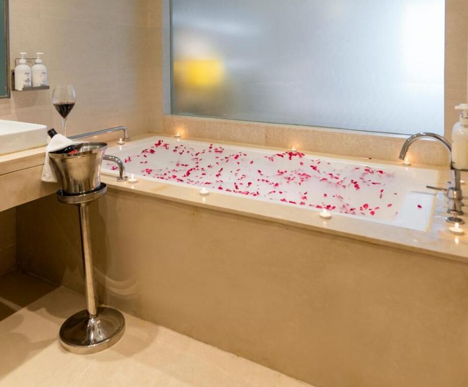 Romantic Suite with Bathtub Holiday Inn Agra MG Road an IHG Hotel