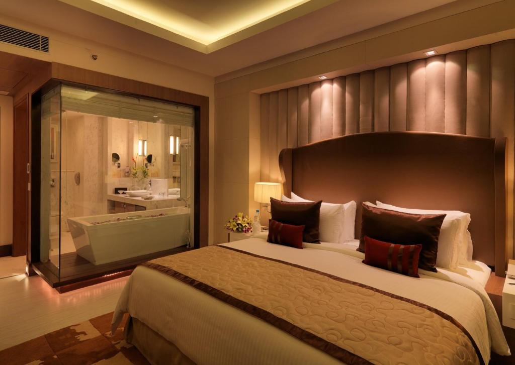 Romantic Taj Hotel & Convention Centre Agra with Bath Tub in Room Romantic Taj Hotel & Convention Centre Agra with Bath Tub in Room
