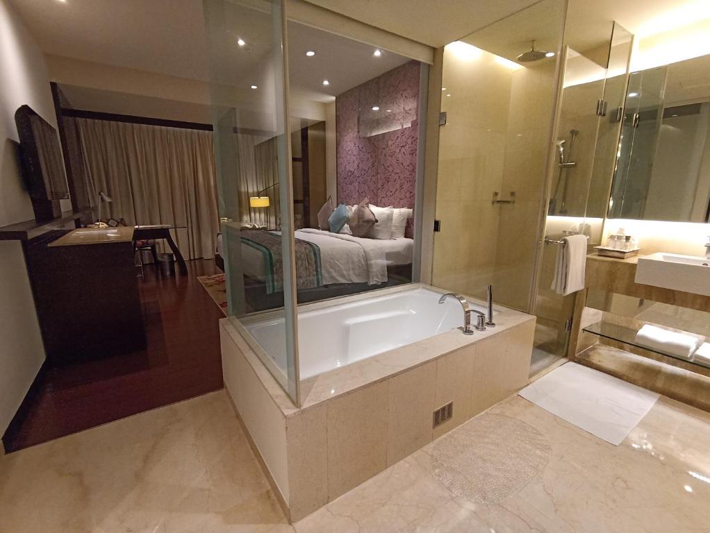 Room Bathtub Hotel Royal Orchid Jaipur, 3 Kms to Airport Room Bathtub Hotel Royal Orchid Jaipur, 3 Kms to Airport
