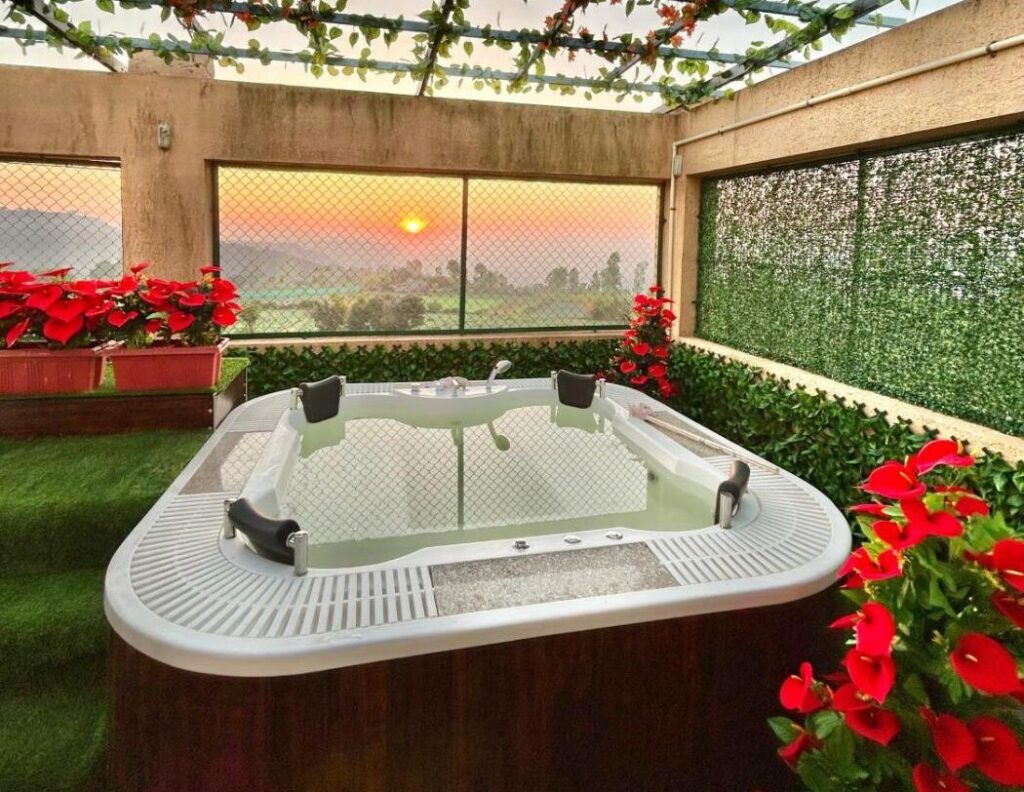Room with Jacuzzi Coral Villa Panchgani Room with Jacuzzi Coral Villa Panchgani