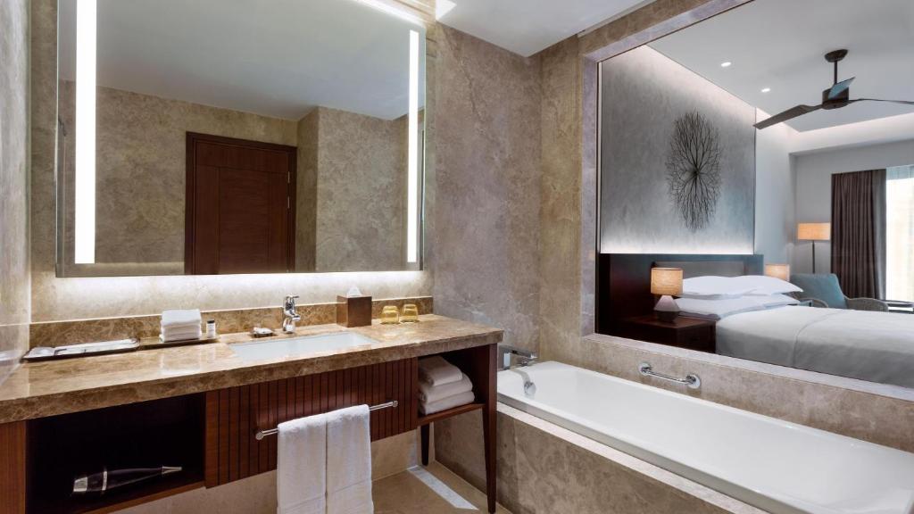 Sheraton Grand Chennai Resort & Spa Mahabalipuram with Bath Tub Sheraton Grand Chennai Resort & Spa Mahabalipuram with Bath Tub