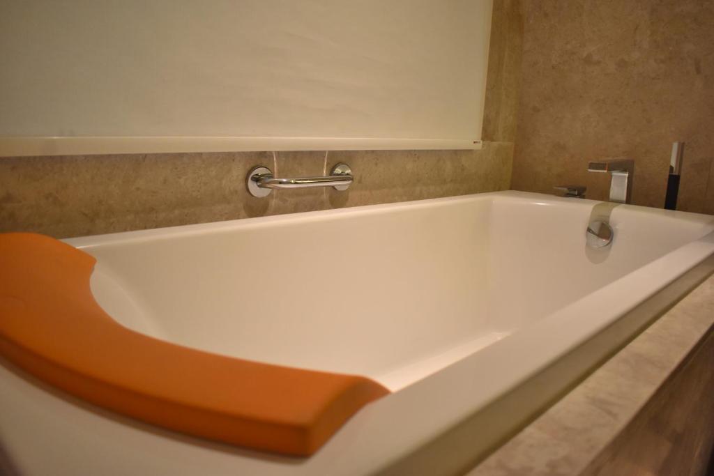 Sheraton Grand Chennai Resort & Spa Mahabalipuram with Bathtub in Room Sheraton Grand Chennai Resort & Spa Mahabalipuram with Bathtub in Room
